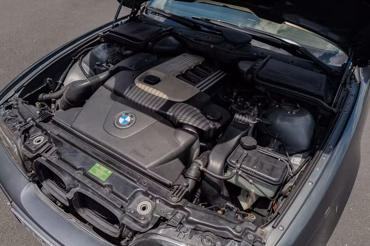 Theo hãng BMW, 520d có mức tiêu hao nhiên liệu kết hợp là 8,1L/100 km và cao tốc là 5,0L/100 km, đi cùng bình nhiên liệu có thể tích 70L. Chiếc BMW 520d Touring này mang nhiều ưu điểm ở độ an toàn cao của một chiếc xe Đức, tính thực dụng cao của một chiếc wagon, bên cạnh động cơ dầu rất kinh tế.