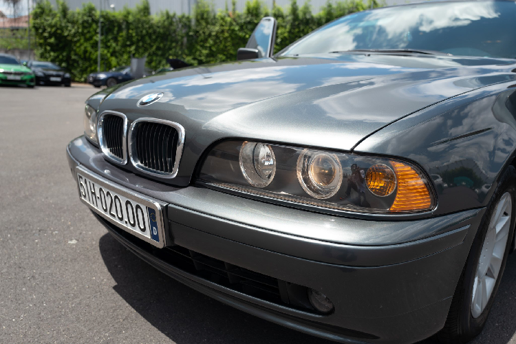 BMW phiên bản 520d sử dụng động cơ dầu 4cyl (I4) dung tích 2.0L tăng áp, cho công suất tối đa 135 mã lực tại 4.000 v/p và mô-men xoắn cực đại 280Nm có được từ vòng tua 1.750 v/p. Sức mạnh được truyền xuống cầu sau (RWD) thông qua hộp số tay 5 cấp (5AT).