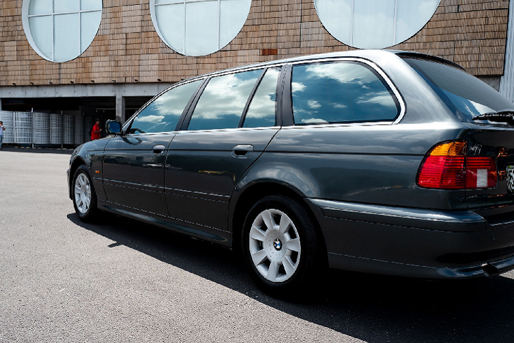 Dẫu vậy, nếu yêu dòng xe này và muốn “đập hộp” một chiếc xe mới được phân phối chính hãng, thì mẫu Volvo V90 Cross Country là một gợi ý, khi V90 được phát triển từ mẫu sedan hạng sang cỡ trung Volvo S90 quen thuộc