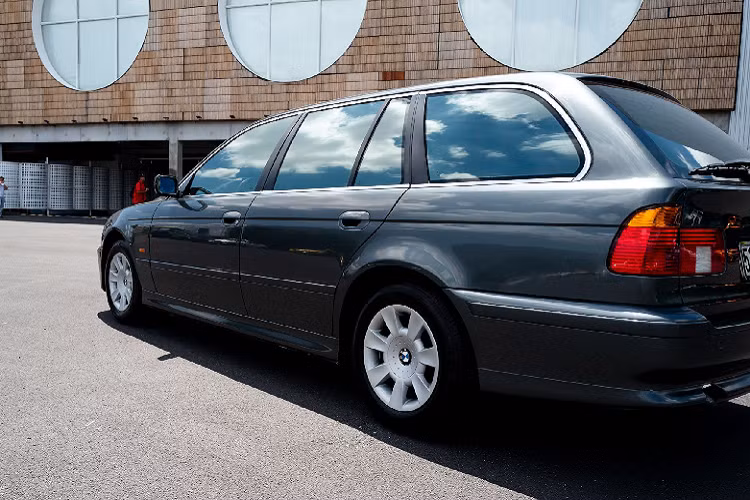 Dẫu vậy, nếu yêu dòng xe này và muốn “đập hộp” một chiếc xe mới được phân phối chính hãng, thì mẫu Volvo V90 Cross Country là một gợi ý, khi V90 được phát triển từ mẫu sedan hạng sang cỡ trung Volvo S90 quen thuộc