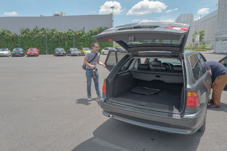 Tại Việt Nam, hầu hết tất cả các hãng xe sang như Audi, BMW, Lexus và Mercedes-Benz không phân phối xe wagon tại thị trường Việt Nam.