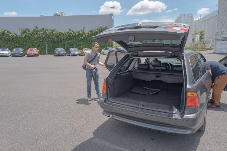 Tại Việt Nam, hầu hết tất cả các hãng xe sang như Audi, BMW, Lexus và Mercedes-Benz không phân phối xe wagon tại thị trường Việt Nam.