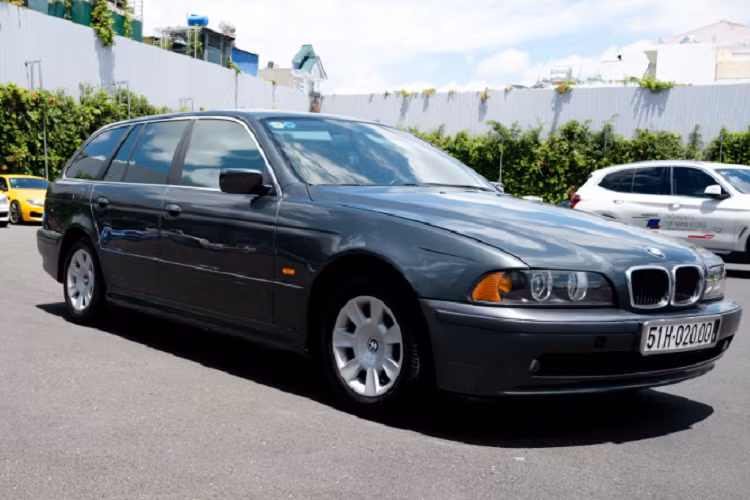 Tại sự kiện thành lập câu lạc bộ (CLB) chơi xe BMW lớn nhất Việt Nam – BMW Car Club Vietnam (BMWCCV) cuối tuần qua, đã quy tụ hơn 100 xe BMW với nhiều dòng và biến thể khác nhau. Chiếc BMW 520d touring đời 2003 này nổi bật với kiểu dáng xe wagon độc đáo so với những chiếc sedan, coupe và mui trần 2 cửa mà các Bimmer mang đến.