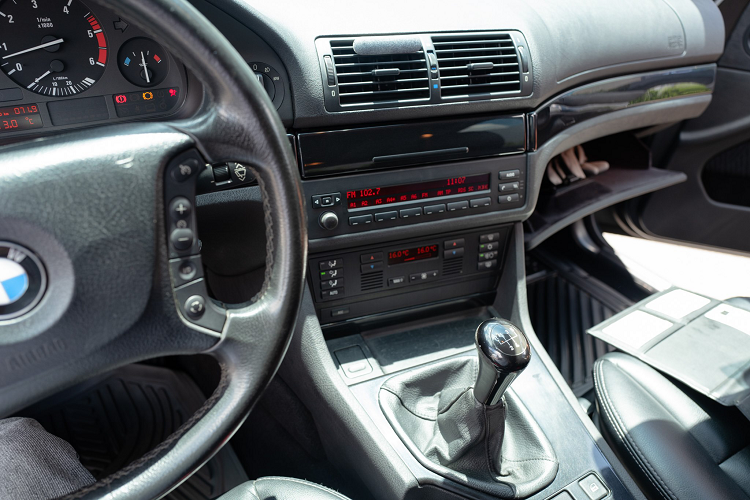 Chính vì thế, dòng xe wagon có tính thực dụng cao rất thích hợp để sử dụng phục vụ cho gia đình. Thông thường, các biến thể wagon của hầu hết các dòng xe này được lấy nền tảng phát triển từ sedan, và thường không thay đổi chiều dài cơ sở so với biến thể sedan. Chiếc 520d wagon cũng không là ngoại lệ khi bản thân nó sử dụng khung gầm, động cơ và hơn thế nữa được lấy từ BMW 5 Series thế hệ thứ 4 (E39).