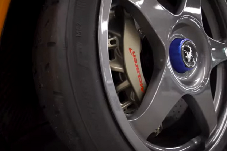 Bên cạnh đó, hệ thống ống xả cũng đã được sơn vàng độc đáo.