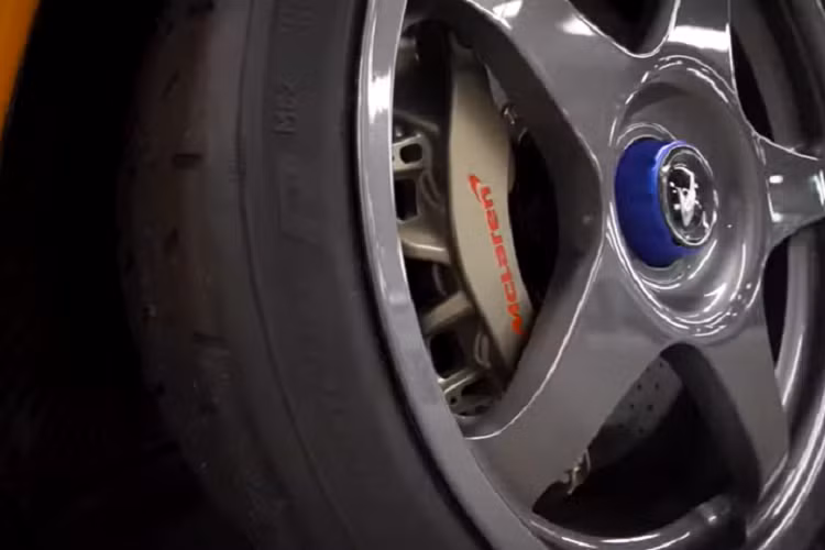 Bên cạnh đó, hệ thống ống xả cũng đã được sơn vàng độc đáo.