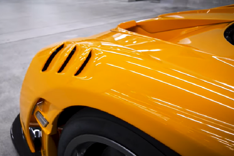 Điều này được thể hiện rõ ràng ở chương trình sơn ngoại thất và những điểm nhấn đặc biệt khác như mâm xe 5 chấu, hốc hút gió trên mái, một loạt các bộ phận bằng sợi carbon bóng và trang trí độc đáo xung quanh đèn pha.