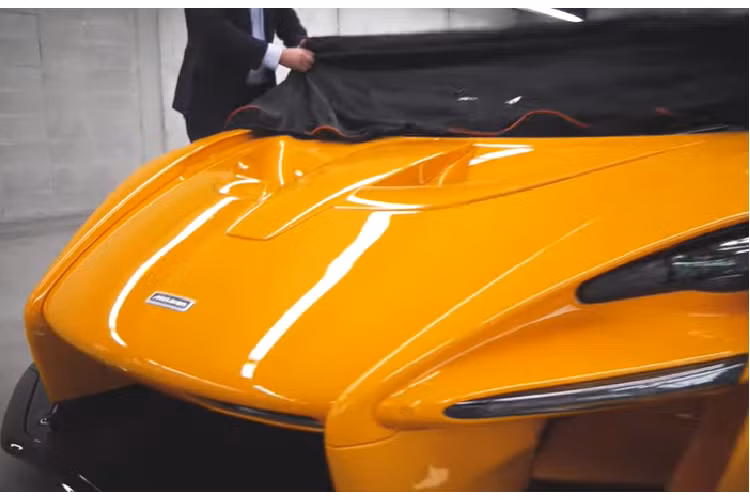 Nhân dịp này, đại lý McLaren Auckland (Úc) đã có cơ hội được tìm hiểu kĩ hơn về Senna LM và chia sẻ nó với tất cả mọi người - điều mà McLaren không làm. Đúng như tên gọi, Senna LM được đặt tên theo cảm hứng từ chiếc McLaren F1 LM huyền thoại.