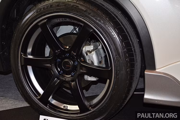 Nissan X-Trail Impul 2021 mới được trang bị bộ la-zăng Impul Aura SX-50 18 inch, đi kèm lốp Continental ContiMaxContact MC6, kích thước 235/55. Để cải thiện cảm giác lái, Nissan X-Trail Impul đã được nâng cấp hệ thống treo thể thao Impul Sport Spring.