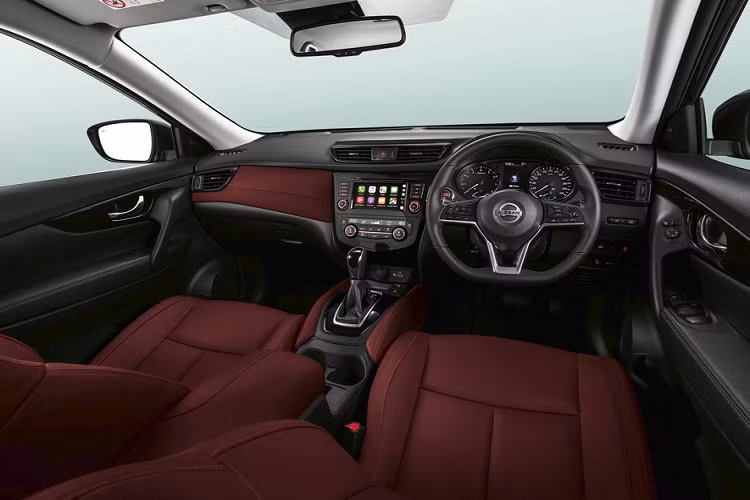 Không chỉ nâng cấp ngoại hình, phiên bản X-Trail Impul cũng đã được tinh chỉnh khá nhiều ở thiết kế nội thất. Một số chi tiết trong xe được bọc da Maroon Nappa, giúp tăng vẻ sang trọng.