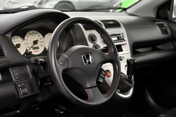 Chủ nhân của chiếc Honda Civic SiR khẳng định xe chưa bao giờ được sử dụng để chạy vào mùa đông nên đảm bảo không bị gỉ sét. Tuy đã 17 năm tuổi nhưng chiếc Honda Civic SiR đời 2003 này mới chỉ qua tay đúng 2 người chủ. Do đó, chiếc xe này hiện đang được rao bán trên eBay với giá khá cao, cụ thể là 28.500 CA (khoảng 21.701 USD hay 502 triệu đồng). Giá bán này tương đương với Honda Civic Sedan Sport đời 2021 tại thị trường Canada.