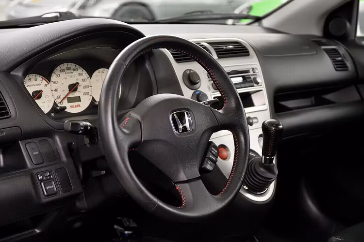 Chủ nhân của chiếc Honda Civic SiR khẳng định xe chưa bao giờ được sử dụng để chạy vào mùa đông nên đảm bảo không bị gỉ sét. Tuy đã 17 năm tuổi nhưng chiếc Honda Civic SiR đời 2003 này mới chỉ qua tay đúng 2 người chủ. Do đó, chiếc xe này hiện đang được rao bán trên eBay với giá khá cao, cụ thể là 28.500 CA (khoảng 21.701 USD hay 502 triệu đồng). Giá bán này tương đương với Honda Civic Sedan Sport đời 2021 tại thị trường Canada.