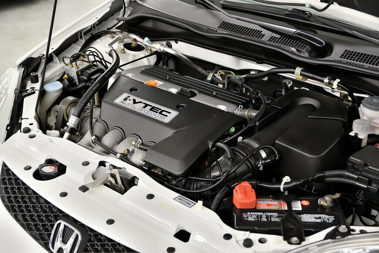 Động cơ kể trên cho phép Honda Civic SiR tăng tốc từ 0-96 km/h trong thời gian 7,6 giây. Ngoài ra, Honda Civic SiR còn được trang bị hệ thống treo thanh giằng MacPherson phía trước thay vì xương đòn kép. Chiếc Honda Civic SiR đời 2003 màu trắng này hiện đang "thường trú" tại Chateauguay, Canada, và có số công-tơ-mét 9.630 dặm (khoảng 15.500 km).