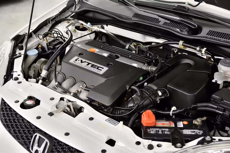 Động cơ kể trên cho phép Honda Civic SiR tăng tốc từ 0-96 km/h trong thời gian 7,6 giây. Ngoài ra, Honda Civic SiR còn được trang bị hệ thống treo thanh giằng MacPherson phía trước thay vì xương đòn kép. Chiếc Honda Civic SiR đời 2003 màu trắng này hiện đang "thường trú" tại Chateauguay, Canada, và có số công-tơ-mét 9.630 dặm (khoảng 15.500 km).