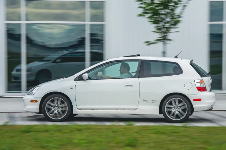 Ngoài sự biến mất của hộp số sàn, Honda Civic Sedan 2021 không có gì thay đổi về thiết kế và trang bị. Xe vẫn dùng động cơ xăng 4 xi-lanh, hút khí tự nhiên, dung tích 2.0 lít, sản sinh công suất tối đa 158 mã lực và mô-men xoắn cực đại 187 Nm. Mạnh hơn là động cơ xăng 4 xi-lanh, tăng áp, dung tích 1,5 lít với công suất tối đa 174 mã lực và mô-men xoắn cực đại 219 Nm.