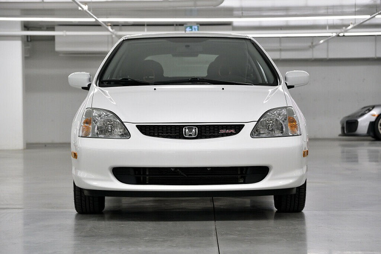 Được sản xuất tại Anh rồi xuất khẩu sang Mỹ và Canada, Honda Civic SiR đời cũ 2003 sử dụng động cơ xăng 4 xi-lanh, dung tích 2.0 lít có tên mã K20A3. Động cơ này từng được dùng cho cả Acura RSX và tạo ra công suất tối đa 160 mã lực tại tua máy 6.500 vòng/phút cùng mô-men xoắn cực đại 179 Nm. Sức mạnh được truyền tới cầu trước thông qua hộp số sàn 5 cấp.