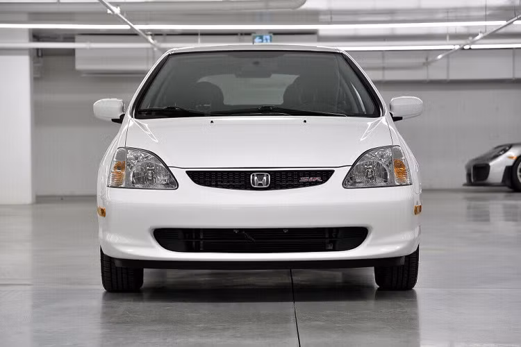 Được sản xuất tại Anh rồi xuất khẩu sang Mỹ và Canada, Honda Civic SiR đời cũ 2003 sử dụng động cơ xăng 4 xi-lanh, dung tích 2.0 lít có tên mã K20A3. Động cơ này từng được dùng cho cả Acura RSX và tạo ra công suất tối đa 160 mã lực tại tua máy 6.500 vòng/phút cùng mô-men xoắn cực đại 179 Nm. Sức mạnh được truyền tới cầu trước thông qua hộp số sàn 5 cấp.