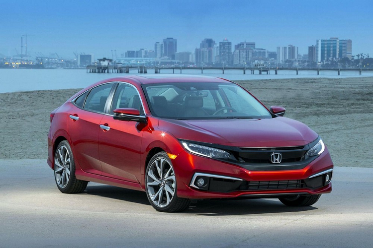 Tuy không thay đổi nhiều so với phiên bản cũ nhưng Honda Civic Sedan 2021 tại thị trường Mỹ lại tăng giá. Theo đó, giá xe Honda Civic Sedan 2021 tại Mỹ khởi điểm từ 21.050 USD, tăng 500 USD. Bản Sport tăng giá 600 USD trong khi hai bản EX và Touring đều tăng 500 USD. Chỉ có bản EX-L là giảm giá 500 USD so với trước. Nếu muốn mua Honda Civic số sàn, người tiêu dùng Mỹ chỉ có thể chuyển sang phiên bản hatchback có giá từ 23.100 USD.