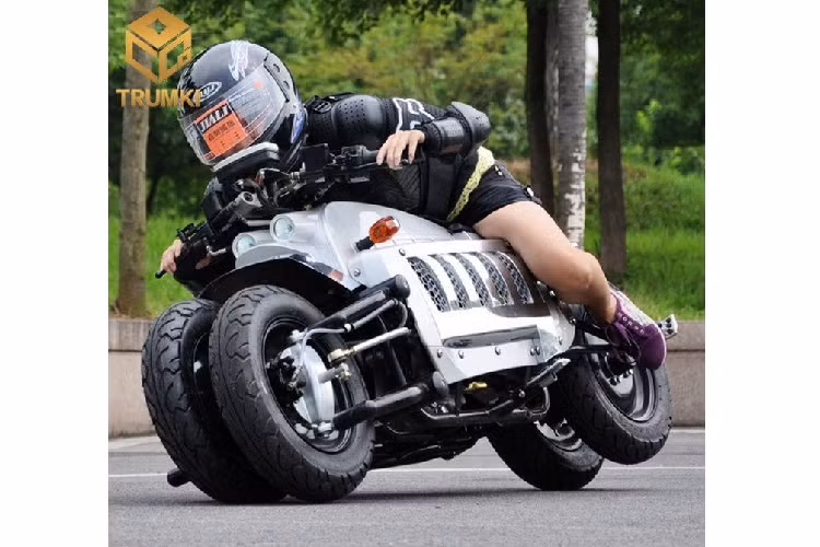 Tuy nhiên do giá thành siêu đắt và số lượng ít ỏi nên cơ hội để sở hữu Dodge Tomahawk với ngoại hình đặc biệt là không nhiều, chính vì vậy một thương hiệu xe nhái của Trung Quốc đã sản xuất ra dòng xe phân khối nhỏ có ngoại hình và thiết kế giống hệt với mẫu Dodge Tomahawk.