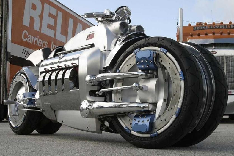 Nhắc đến siêu môtô Dodge Tomahawk, đây là chiếc "xế nổ" đắt nhất và mạnh nhất thế giới. Chiếc môtô độ với 4 bánh của Mỹ này được trang bị động cơ V10 8.3L lấy từ xe cơ bắp Dodge Viper và có giá lên đến 550.000 USD (tương đương với khoảng 13 tỷ đồng).