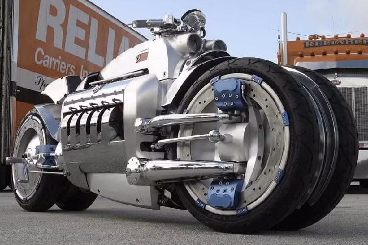 Nhắc đến siêu môtô Dodge Tomahawk, đây là chiếc "xế nổ" đắt nhất và mạnh nhất thế giới. Chiếc môtô độ với 4 bánh của Mỹ này được trang bị động cơ V10 8.3L lấy từ xe cơ bắp Dodge Viper và có giá lên đến 550.000 USD (tương đương với khoảng 13 tỷ đồng).