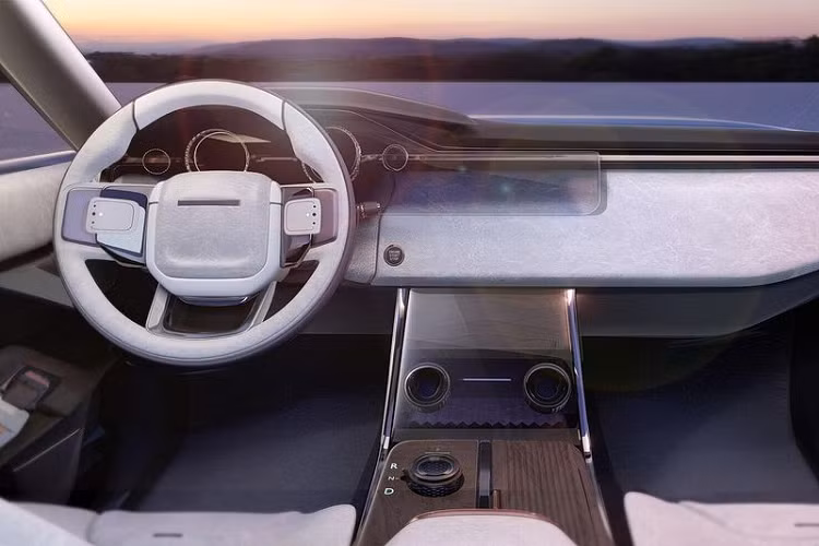 Bên cạnh đó, ở phía bên thân xe, trụ C và D được thiết kế sơn đen tạo cảm giác chiếc xe có phần mái "bay" khá đặc biệt, bộ cửa mở kiểu tự sát theo phong cách Rolls-Royce. Ngoài ra, mâm xe, phần đèn hậu và mang cá bên thân cũng sẽ là những khu vực đón nhận sự thay đổi mạnh mẽ.