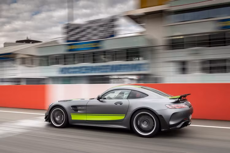 Sau gần một năm kể từ khi ra mắt trên thế giới, những người đam mê dòng xe Mercedes-AMG GT R Pro 2021 mới tại Australia đã cơ hội sở hữu mẫu xe này. Xe sẽ được phân phối chính hãng bởi AMG Performance Center với mức giá 316.034 USD (tương đương 7,3 tỷ đồng). Tuy nhiên, sẽ chỉ có 15 chiếc GT R Pro được bán ra tại Australia.