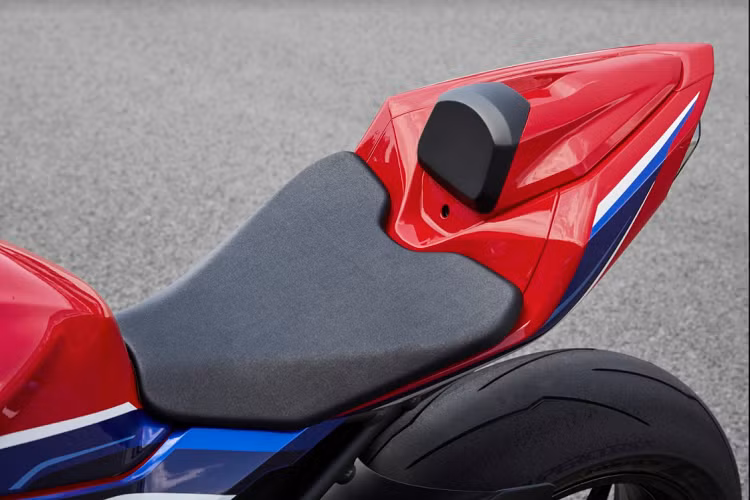 Nhờ đó mà khối động cơ này sở hữu sức mạnh 212 mã lực tại tua máy 14.500 vòng/phút và mômen xoắn cực đại 113 Nm tại tua máy 12.500 vòng/phút.