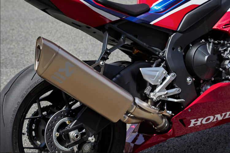 Thế nhưng, con số này có vẻ khá thực tế khi ở thời điểm hiện tại, rất nhiều sport bike có thể "xuyên thủng" con số 300km/h giới hạn trên đồng hồ đo mà chỉ cần lên đến số 5, vòng tua khoảng 14.100 vòng/phút.