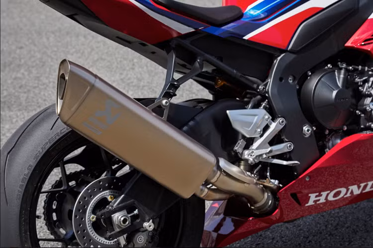 Thế nhưng, con số này có vẻ khá thực tế khi ở thời điểm hiện tại, rất nhiều sport bike có thể "xuyên thủng" con số 300km/h giới hạn trên đồng hồ đo mà chỉ cần lên đến số 5, vòng tua khoảng 14.100 vòng/phút.