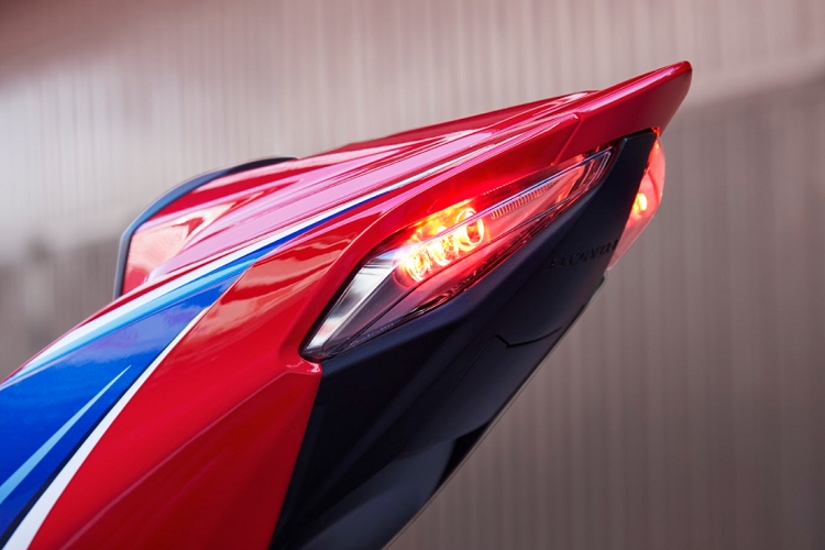 Theo như những con số trên, nếu người lái có thể kéo chiếc xe lên 14.500 vòng tua/phút ở số 6 thì Honda CBR1000RR-R có thể đạt được con số tốc độ 334,8km/h.