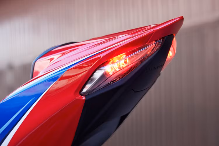 Theo như những con số trên, nếu người lái có thể kéo chiếc xe lên 14.500 vòng tua/phút ở số 6 thì Honda CBR1000RR-R có thể đạt được con số tốc độ 334,8km/h.