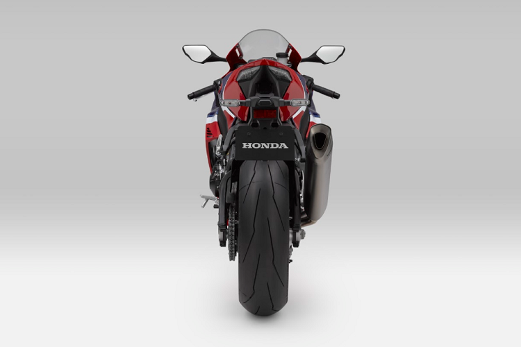 Ngoài ra, Fireblade mới được trang bị cùm phanh sau Brembo, phiên bản SP có thêm cùm phanh Brembo Stylema ở trước giúp tăng hiệu suất phanh. Màn hình đồng hồ TFT kích thước 5 inch màu với độ phân giải cao, hiển thị nhiều thông tin về xe. Cùng với đó là các công nghệ hỗ trợ như hệ thống trợ lực điện tử HESD, cảm biến quán tính IMU 6 trục.