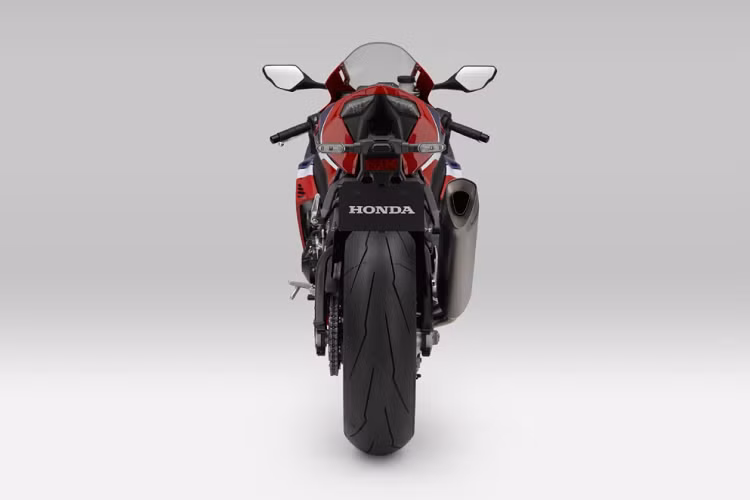 Ngoài ra, Fireblade mới được trang bị cùm phanh sau Brembo, phiên bản SP có thêm cùm phanh Brembo Stylema ở trước giúp tăng hiệu suất phanh. Màn hình đồng hồ TFT kích thước 5 inch màu với độ phân giải cao, hiển thị nhiều thông tin về xe. Cùng với đó là các công nghệ hỗ trợ như hệ thống trợ lực điện tử HESD, cảm biến quán tính IMU 6 trục.