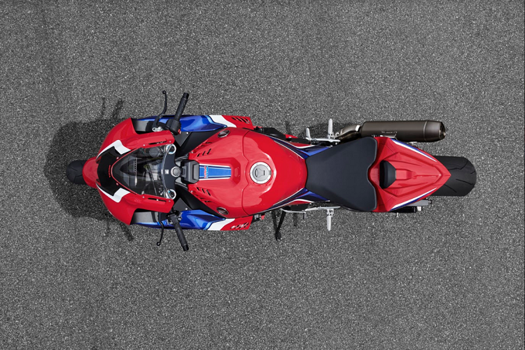 Siêu môtô thế hệ mới của Honda trang bị động cơ 4 xylanh thẳng hàng, dung tích 999 cc, được phát triển với sự hỗ trợ từ chương trình phát triển xe đua MotoGP của đội đua HRC.