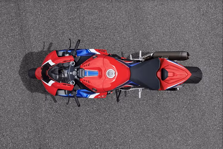 Siêu môtô thế hệ mới của Honda trang bị động cơ 4 xylanh thẳng hàng, dung tích 999 cc, được phát triển với sự hỗ trợ từ chương trình phát triển xe đua MotoGP của đội đua HRC.