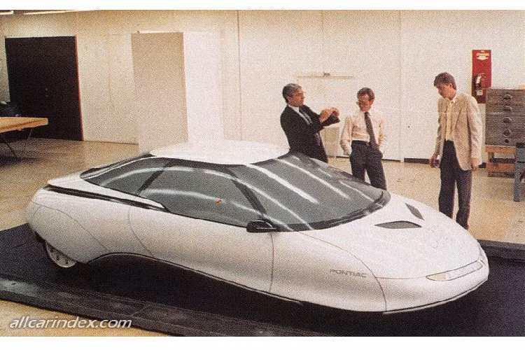 Tay lái của xe, tương tự với Oldsmobile Incas, trông giống dạng tay lái máy bay. Nó không thể quay vòng tròn như một vô lăng thông thường, cộng thêm việc thiếu cảm giác do không có trục lái khiến người lái thử nghiệm thấy rất kỳ cục và khó trải nghiệm như video dưới đây.