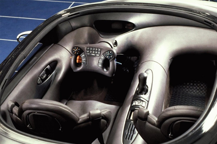 Mẫu concept Pursuit có trang bị động cơ tăng áp 4 xi-lanh dung tích 2.0 lít sản sinh 200 mã lực, hoạt động cùng hộp số sàn 5 cấp và hệ dẫn động bánh trước. Nhưng điểm đáng nói hơn là Pontiac Pursuit có mang trên mình nhiều tính năng tân tiến – phần đa trong số đó có thể hoạt động thật, và không ít loại vừa mới chỉ xuất hiện trên xe ngày nay.