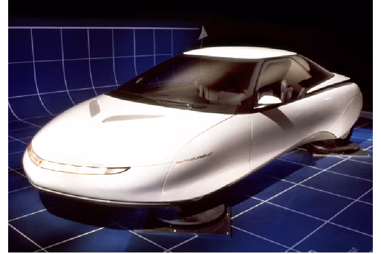 Một tính năng thú vị khác là ghế ngồi trẻ em được tích hợp trong của Pursuit. Nó được giấu kín trong lưng ghế ngồi phía sau và tất cả những gì bạn phải làm là gập nó ra ngoài và sử dụng luôn.