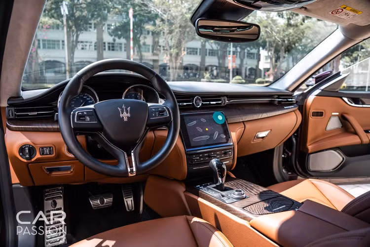 Về phần cấu hình GranSport của Quattroporte, ngay bên ngoài ngoại thất chúng ta đã thấy rõ được sự khác biệt với nhiều chi tiết ốp sợi carbon tại ốp gương, cột B và tay nắm cửa. Bên cạnh vật liệu ốp đẹp mắt này, Maserati cũng đưa ra tùy chọn vật liệu ốp màu đen bóng (Piano Black) ở những chi tiết nói trên cũng như viền cửa sổ, viền hốc gió, lưới tản nhiệt,… Mâm xe vẫn sẽ có nguồn cảm hứng từ cây đinh ba, tuy nhiên bộ mâm này sẽ có phần thể thao hơn.