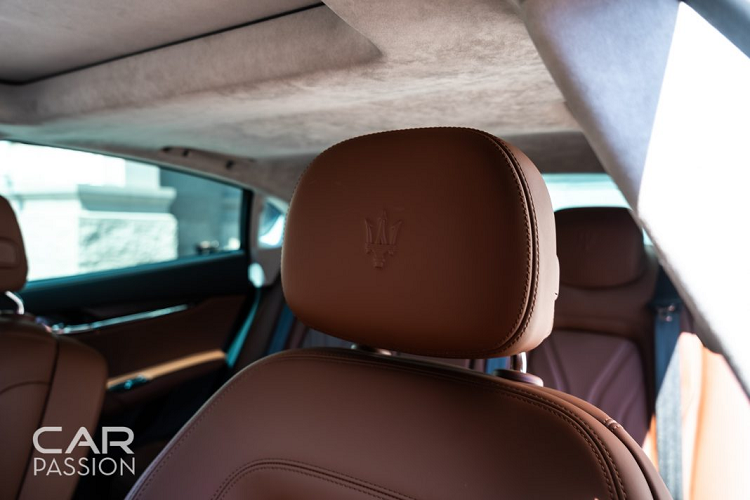 Ngoài ra, một số chi tiết trên cấu hình GranLusso sẽ có khuynh hướng thiết kế khác đi so với GranSport như tựa đầu ghế hình chữ nhật, trong khi GranSport sẽ là hình thang. Ngoài ra, cấu hình này sẽ được cung cấp các phối màu nội thất sang trọng như be, nâu, đen, xám,… Ngoại thất của cấu hình này sẽ sở hữu những phần ốp chrome sáng. Mâm xe bảy chấu kép, lấy cảm hứng từ cây đinh ba là nét đặc trưng. 