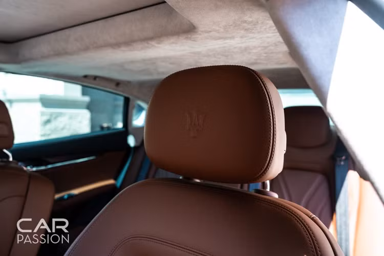 Ngoài ra, một số chi tiết trên cấu hình GranLusso sẽ có khuynh hướng thiết kế khác đi so với GranSport như tựa đầu ghế hình chữ nhật, trong khi GranSport sẽ là hình thang. Ngoài ra, cấu hình này sẽ được cung cấp các phối màu nội thất sang trọng như be, nâu, đen, xám,… Ngoại thất của cấu hình này sẽ sở hữu những phần ốp chrome sáng. Mâm xe bảy chấu kép, lấy cảm hứng từ cây đinh ba là nét đặc trưng. 