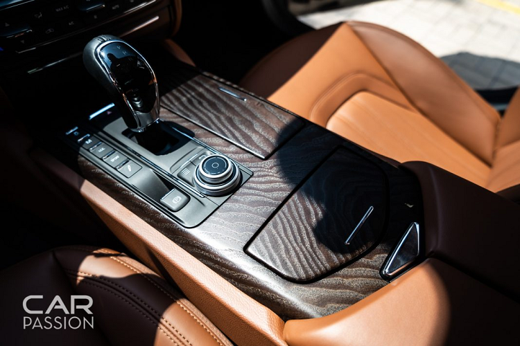 Zegna là thương hiệu đồ da dẫn đầu phân khúc tại Italia. Được thành lập vào năm 1910, với hơn 100 năm kinh nghiệm trong ngành chế tác đồ da, phụ kiện, Zegna cùng Maserati tự hào mang đến cho khách hàng khoang nội thất xe được trau chuốt tỉ mỉ với lụa Pelletessuta.