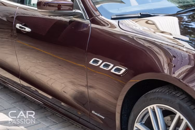 Với GranLusso, cabin của chiếc xe sang Maserati Quattroporte được trở thành một khoang thương gia sang trọng với màu sắc trung tính. Những chi tiết ốp sẽ là gỗ vân đẹp mắt. Ghế ngồi sẽ được tùy chọn bọc da Nappa, da lộn. Cao cấp hơn, Maserati sẽ cung cấp cho khách hàng khoang nội thất với các chi tiết bọc da lụa Ermenegildo Zegna.