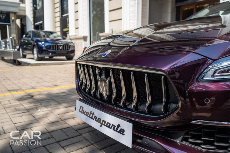 Bên trong, nội thất của xe sẽ thiết kế theo khuynh hướng thể thao với những màu sắc mạnh mẽ, táo bạo cùng với các chi tiết tương phản tối màu. Ghế ngồi trên GranSport sẽ là ghế ngồi thể thao tiêu chuẩn với tựa đầu dài và phần hông ghế nhô cao. Thay vì sử dụng chất liệu gỗ để trang trí khoang nội thất, những chiếc Quattroporte GranSport sẽ có nội thất được ốp nhôm, ốp composite màu đen bóng (Piano Black) hay cao cấp hơn là ốp sợi carbon. 