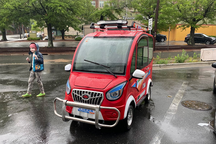 Mẫu xe Luxing iStar của công ty Dezhou Luxing Vehicle Company (ở thành phố Đức Châu, tỉnh Sơn Đông, Trung Quốc) nhái lại thiết kế của chiếc xe hạng sang Mercedes GLC, GLE, A-class nhưng lại có kiểu dáng nhỏ gọn, với phần cản xe lấy "trộm" biểu tượng ngôi sao 3 cánh của hãng xe Đức. Chiếc xe này được trang bị động cơ điện 72 V, tốc độ tối đa 45 km/h, phạm vi di chuyển 150 km. Tại thời điểm ra mắt tại Trung Quốc, xe có giá 22.000 tệ (khoảng hơn 60 triệu đồng).