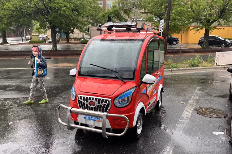 Mẫu xe Luxing iStar của công ty Dezhou Luxing Vehicle Company (ở thành phố Đức Châu, tỉnh Sơn Đông, Trung Quốc) nhái lại thiết kế của chiếc xe hạng sang Mercedes GLC, GLE, A-class nhưng lại có kiểu dáng nhỏ gọn, với phần cản xe lấy "trộm" biểu tượng ngôi sao 3 cánh của hãng xe Đức. Chiếc xe này được trang bị động cơ điện 72 V, tốc độ tối đa 45 km/h, phạm vi di chuyển 150 km. Tại thời điểm ra mắt tại Trung Quốc, xe có giá 22.000 tệ (khoảng hơn 60 triệu đồng).