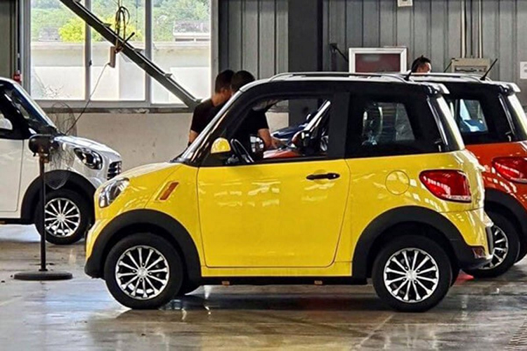 Một công ty liên doanh, SAIC-GM-Wuling tại Trung Quốc, cho ra đời chiếc Wuling Hongguang Mini EV với giá niêm yết 28.800 nhân dân tệ, tương đương khoảng 96,6 triệu đồng. Chiếc xe này có nhiều điểm tương đồng với chiếc Kia Morning.