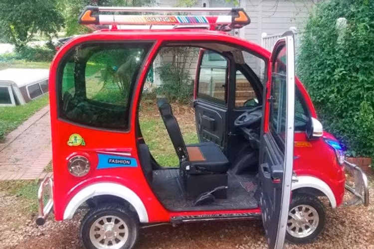 Loạt xe ôtô mini Trung Quốc có kiểu dáng vô cùng bắt mắt, nhỏ đã gây sốt ở nội địa mà còn ở các nước như Thái Lan, Ấn Độ. Nhìn chung những mẫu xe này thường có giá rất rẻ, dao động từ 20-100 triệu đồng, ngang ngửa một chiếc xe SH ở Việt Nam. Mới đây nhất, công ty Changli của Trung Quốc đã cho ra lò mẫu ôtô điện mới với thiết kế nhỏ gọn, trọng lượng 323 kg và tải trọng ở mức 300 kg. Đây là phiên bản giá rẻ nhưng xe vẫn được trang bị đầy đủ các tiện nghi như radio và phát nhạc MP3 từ USB, có 2 hàng ghế ngồi khá thoải mái, camera lùi.