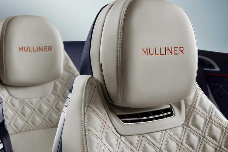 Tất nhiên, chiếc sedan sang trọng cũng không thiếu đi một lời chào nồng nhiệt mỗi lần đón tiếp chủ nhân với những tấm đèn chiếu sáng, đèn chào mừng LED, phản chiếu logo Bentley trên mặt đất.